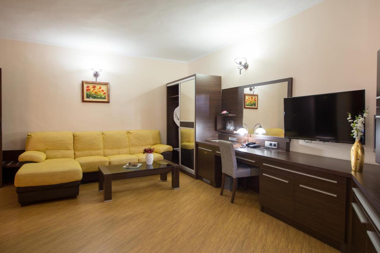 Family Hotel Hebar Batak Exterior photo