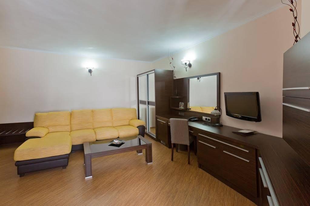 Family Hotel Hebar Batak Exterior photo